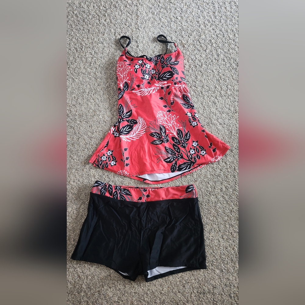 Floral Swim Dress with Black Bottoms 2XL NEW w/o Tags Tankini W/ Bra Cups